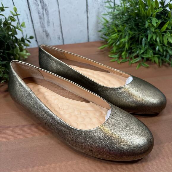 NWOT Walking Cradle Round Toe Gold Metallic Flats Size 6.5 - Picture 2 of 10